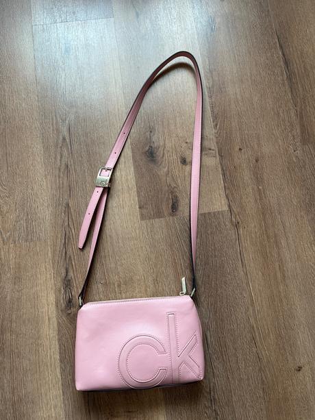 Minimálne nosena kabelka, calvin klein