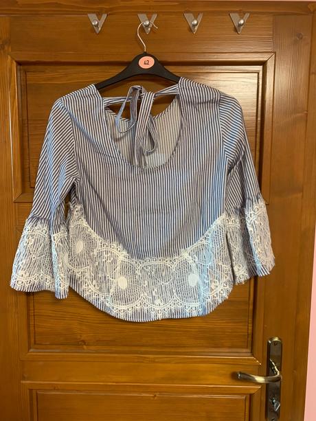 Modro-biela blúzka s čipkou, lindex,s