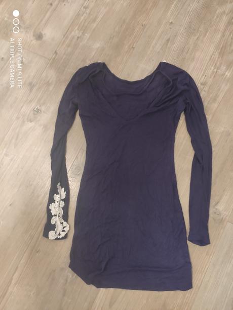 Predlzene tricko resp.minisaty s vysivkou, 