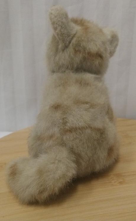 Plyšová sivo hnedá mačka, sediaca, 17 cm, 