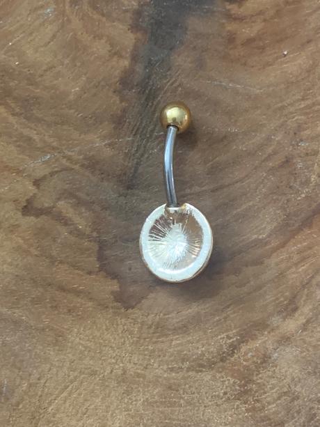 Piercing do pupka,