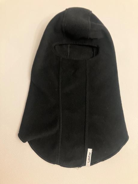 Kukla pod prilbu, wedze