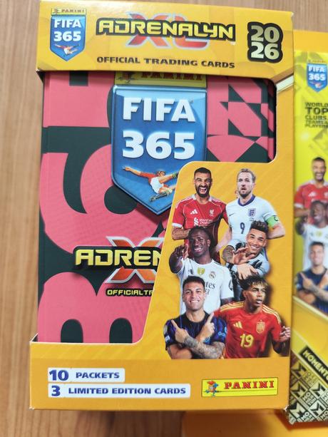 Futbalové kartičky fifa 365 2026 - plechovky,