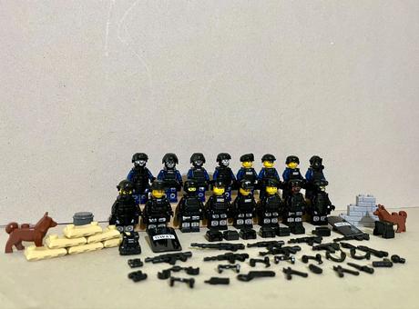 Rôzne figúrky s.w.a.t - (16ks), 