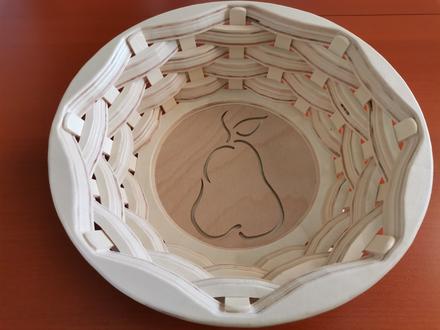 Drevený košík s motívom hrušky,