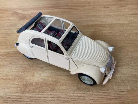 Maisto model auta citroen 2 cv kačka 1/18,