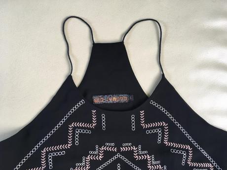 L/40 cierny top s vysivanym vzorom, l