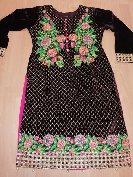 Nádherné vyšívané šaty, m