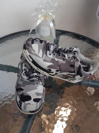 Maskačové tenisky, 30