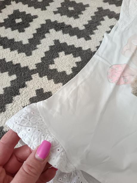 Krásne tričko s mačiatkom a kvietkami, 128