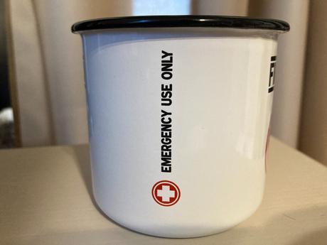 Smaltovaný hrnček first aid,