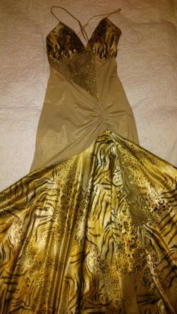 Zlaté atypické šaty, 38
