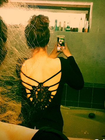 Tričko s výraznou aplikáciou na chrbte, m