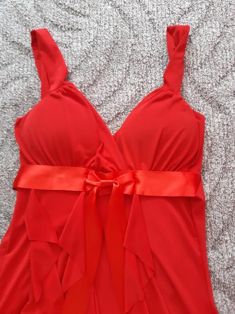 Červené šaty so strapcami, s