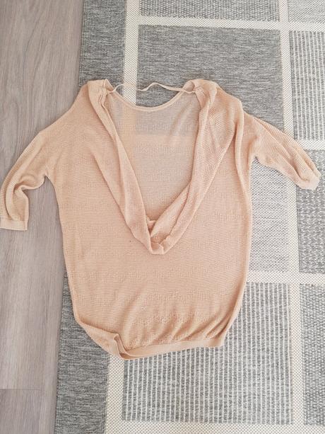 Svetrik s odhalenym chrbatom, s