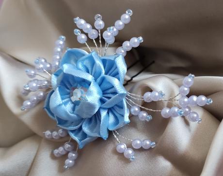 Kvet v objatí korálok,