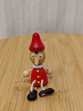 Drevený pinocchio roma, magnetka, ručne malovaná,