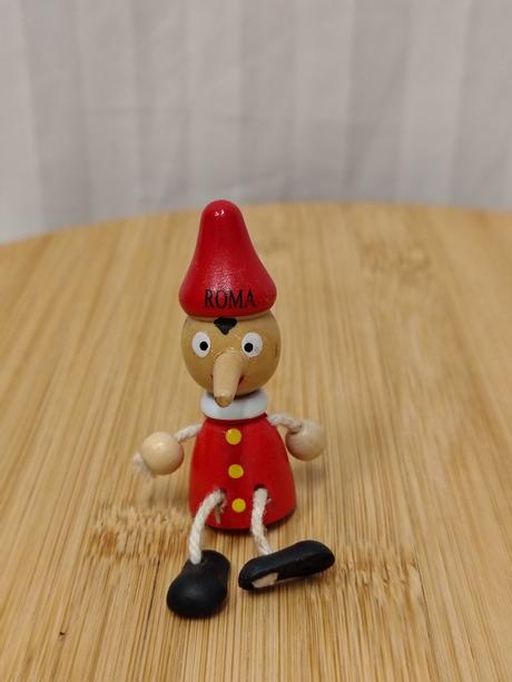 Drevený pinocchio roma, magnetka, ručne malovaná, 