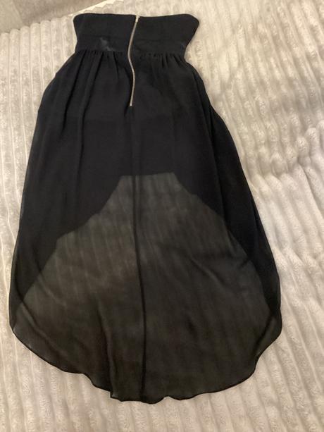 Krásne atypické šaty vzadu na zips, s