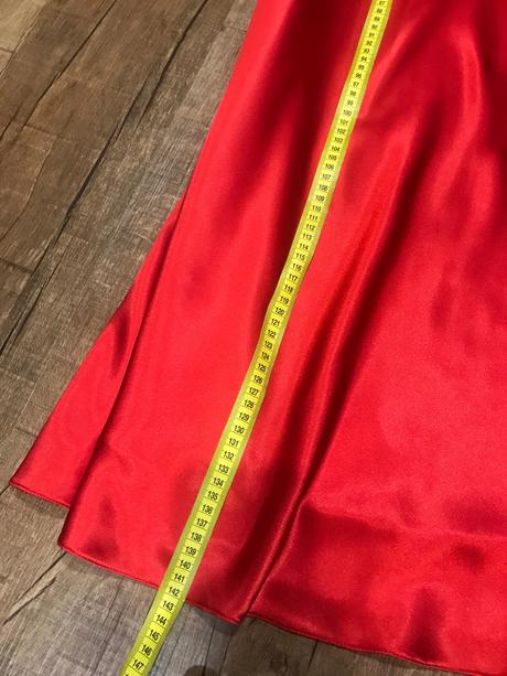 Krásne červené šaty s prehozom, s