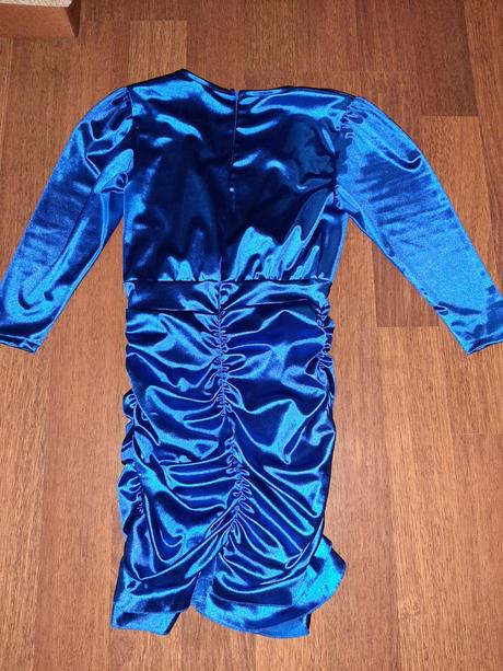 Saténové šaty., 36