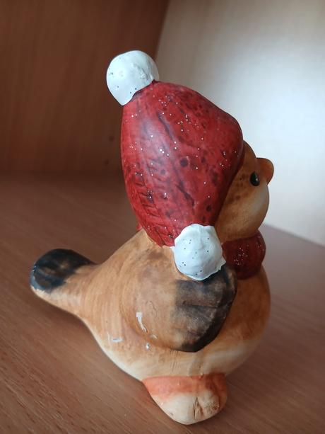 Keramický vtáčik s čiapkou a šálom 10 cm,