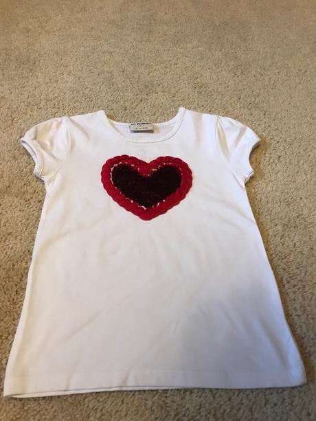 Krásne tričko so srdiečkom, 110