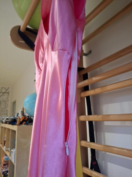 Spoločenské šaty bez poškodení, s