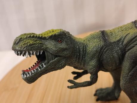 Zberat figúrka dinosaura t-rex pruhované maskovani,