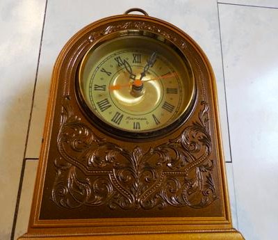 Staré starožitné funkčné hodinky,