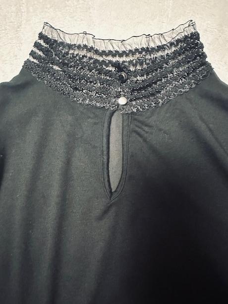 Krásna čierna blúzka s čipkou a tylom zn. magenta, m