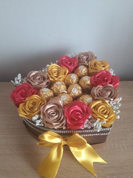 Boxíky plné saténových ruží, 