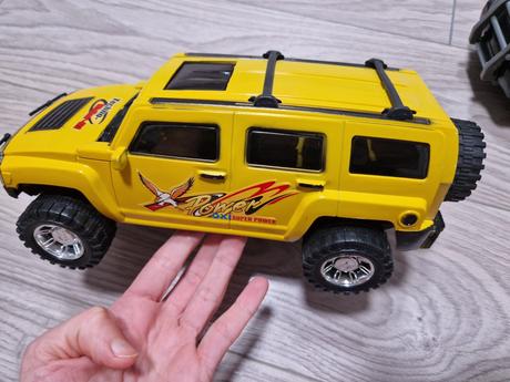 26de_policajne auta a sanitky,