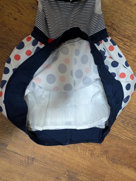 Šaty z bodkami, 116