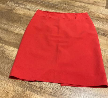 Červená sukňa, 44
