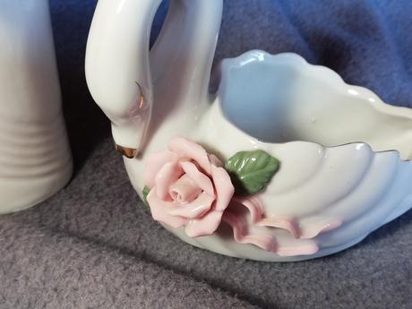 Labuť a vázička s ružami, 