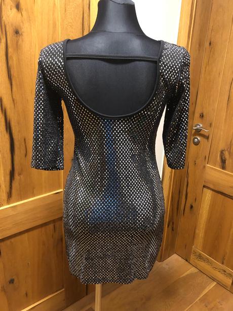 Trblietavé šaty, s