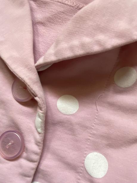 Bodkované sako a menšestrové šaty, 86