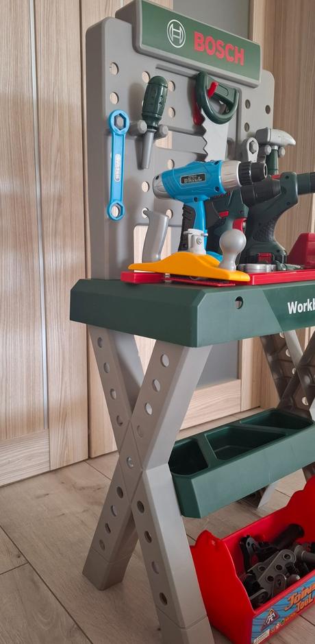 Bosh stol s náradím,