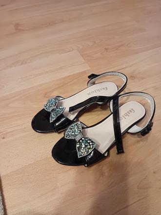 Dievcenske sandále, 33