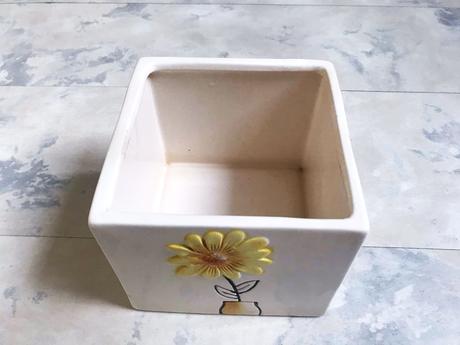 Zaujímavý štvorcový črepník,