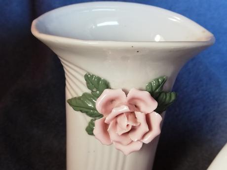 Labuť a vázička s ružami, 