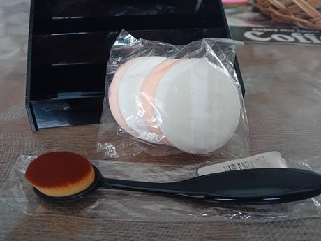 Štetec na makeup, labutienky,