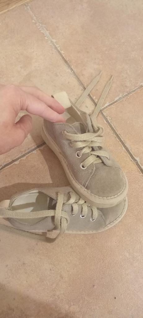 Krásne chlapčenské topánky, 25