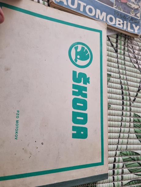 Kniha o škodovkach z r.1983,