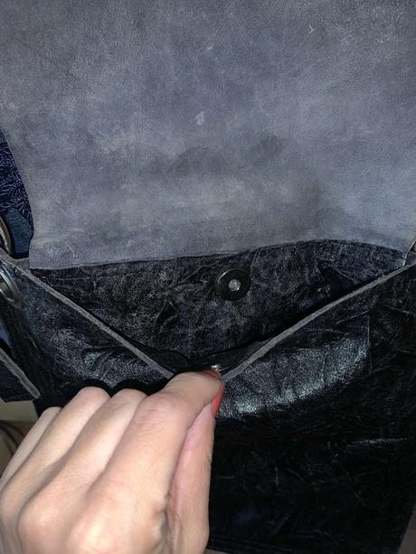 Kožená crossbody kabelka s kravskou srsťou,