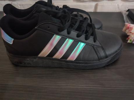 Adidas yenisky nove s menivymi pasikmi, adidas,37