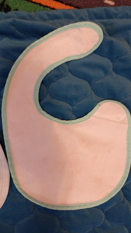 Podbradníky, slintaciky, aj vianočný, 