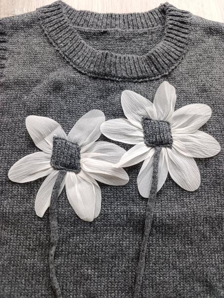 Dámska sivá vesta s kvetmi, m