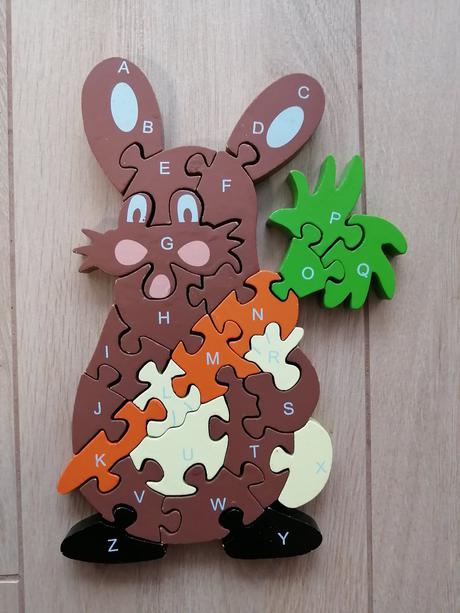 Drevené obojstranné puzzle zajac s mrkvou,